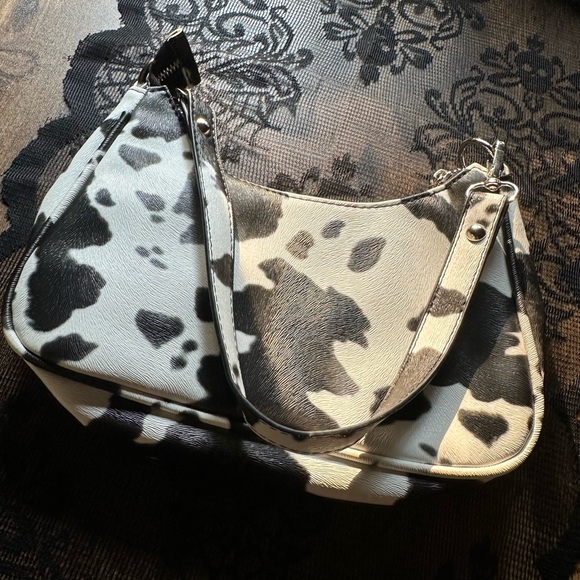 Cow print purse with chain - Picture 3 of 4